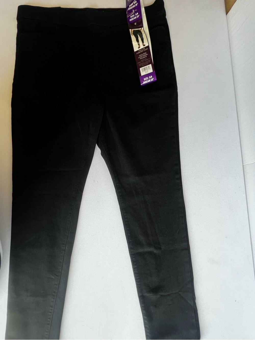 GLORIA VANDERBILT ALL AROUND SLIMMING EFFECT PULL ON COMFORT BLACK JEANS NWT